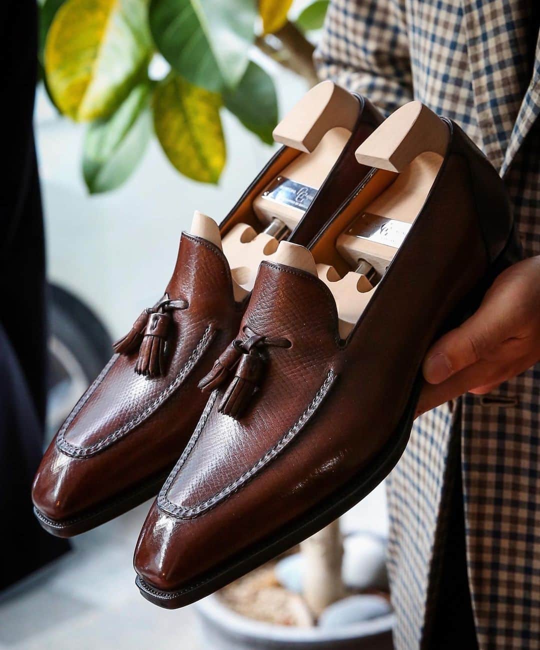 ガジアーノ&ガーリングのインスタグラム：「The Corniche In Oak Hatch Grain On The Square Deco Last!  Photo credit: @andreaseoul_official . . . . . . . . . .  #menstyle #classicshoes #elegantshoes #handwelted #handmadeshoes #classicfootwear #stylish #shoemaker #mensfootwear #bespokemakers #fashion #brspokemakers #bespokeshoes #mensfashion #madeinengalnd  #mensshoes #menswear #shoesoftheday #shoestagram #shoestyle」