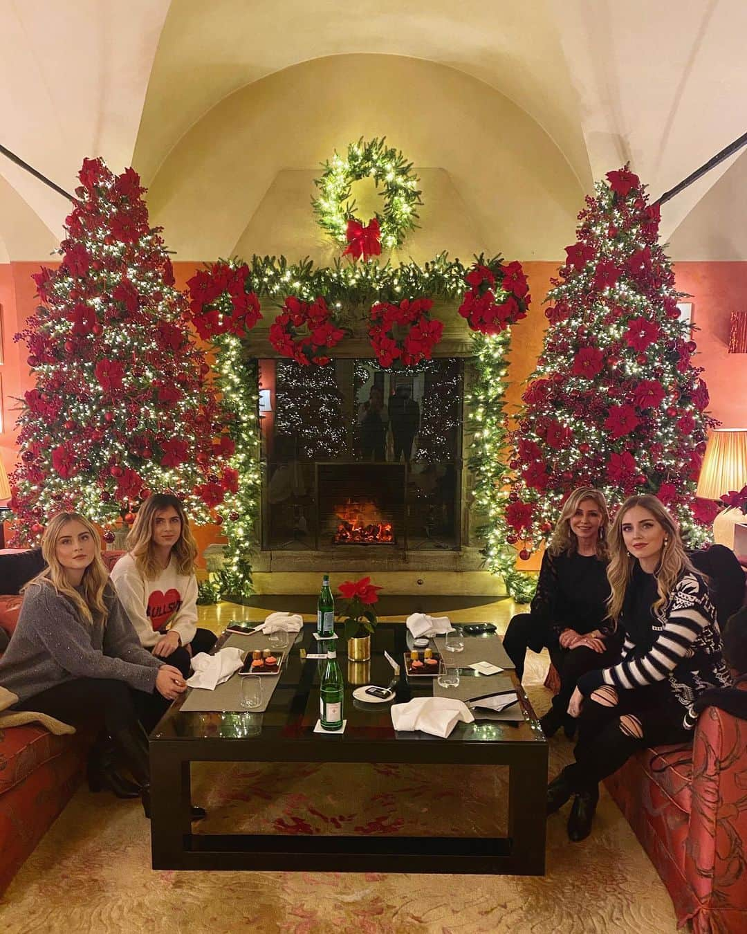 キアラ・フェラーニさんのインスタグラム写真 - (キアラ・フェラーニInstagram)「Lunch with the family today 💖」12月22日 3時16分 - chiaraferragni