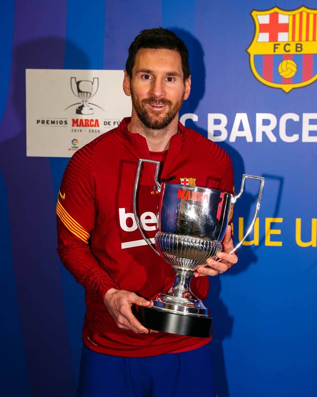 FCバルセロナさんのインスタグラム写真 - (FCバルセロナInstagram)「👏 @leomessi receives his 7️⃣th Pichichi trophy. ¡Histórico! Felicitats, Leo!  🏆🏆🏆🏆🏆🏆」12月22日 3時13分 - fcbarcelona