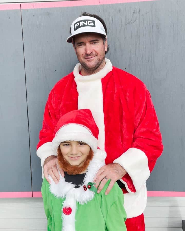 バッバ・ワトソンのインスタグラム：「Thank you to everyone who participated in this year’s #Bubbaclaus and had fun with it... we loved it! Congratulations to all the winners and a great big thanks to my partners who contributed some awesome prizes for y’all @stancesocks @pingtour @cbdmd.usa... and @jtedscott too!!   To you & your family from ours... we wish you a very Merry Christmas and a happy & healthy New Year!!  See you in 2021... #Bubbaclaus #CalebTheElf」