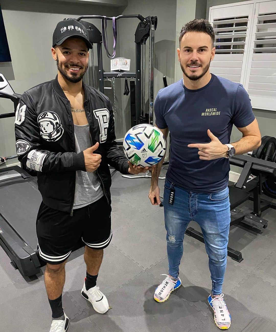 F2Freestylersのインスタグラム：「🚨DAY 9 - @mls SIGNED BALL🚨 Today’s giveaway is an official @mls match ball signed by us and a personalised video message! 🖊⚽️🇺🇸🎥🗣 Tag 2 ballers below 👇 and we’ll announce the winner tomorrow 🤝」