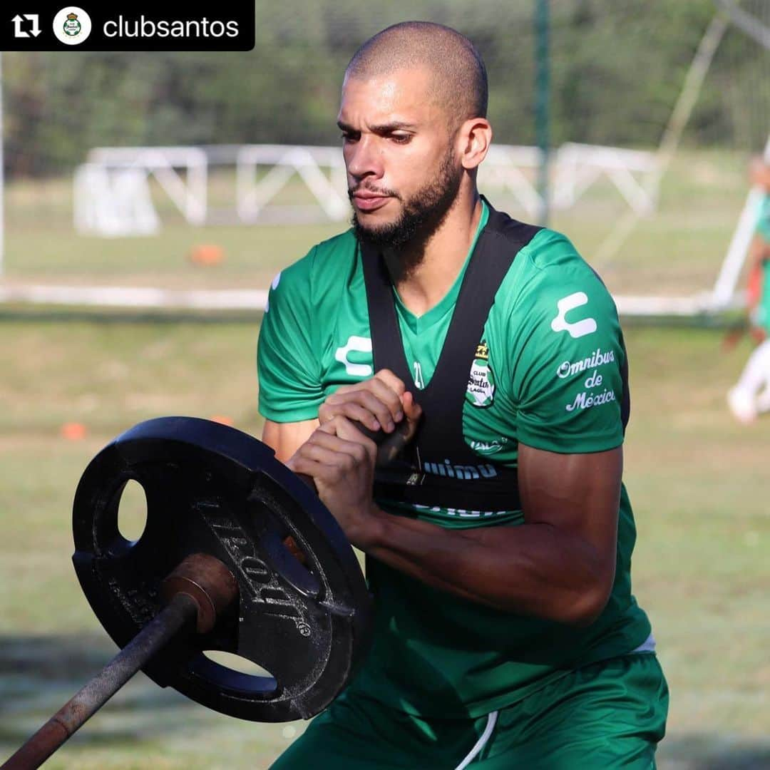 マテウス・ドリア・マセドのインスタグラム：「#Repost @clubsantos with @make_repost ・・・ Fuerza, entrega y compromiso 💥💪  #ModoGuerrero 🇳🇬⚔️」