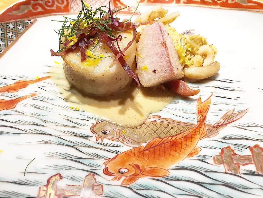 乾雅人さんのインスタグラム写真 - (乾雅人Instagram)「KOTARO Hasegawa D.C@新御徒町 結構な時差投稿になってしまった。 下町の商店街にある奇跡のレストランに3度目の訪問。 今年食べた料理の中でもトップクラスなのは間違いない。 紹介してくれたグルメ作家に感謝だなぁ。 どの料理も恐ろしく旨い。 組み合わせの妙、こんなアイデアを思いつく才能は凄いとシェフの奥さんが言ってしまうくらいなのだから。 客の僕らが驚くのも無理は無いというもの。」12月22日 3時24分 - inuimasato