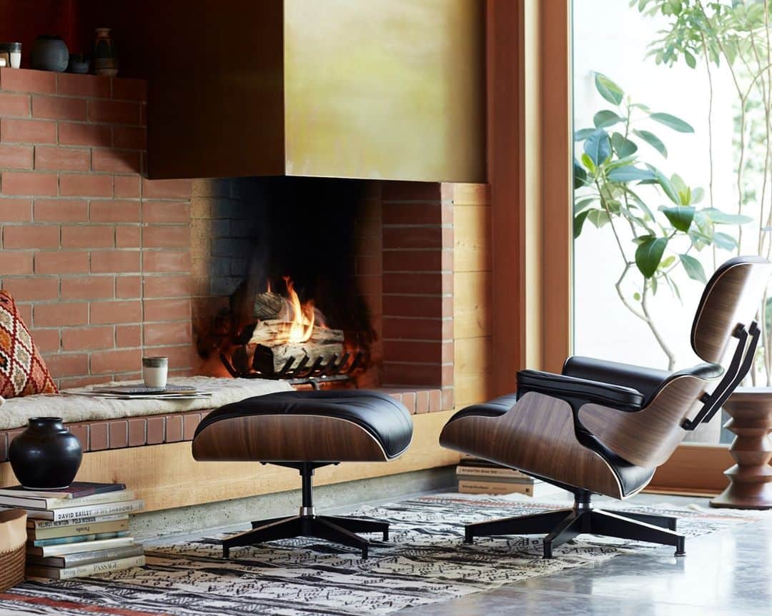 Herman Miller （ハーマンミラー）さんのインスタグラム写真 - (Herman Miller （ハーマンミラー）Instagram)「It's the shortest day of the year, so why not spend it in your coziest space and your coziest chair? Shop the Eames Lounge Chair and Ottoman today. #hmathome #wintersolstice」12月22日 3時25分 - hermanmiller
