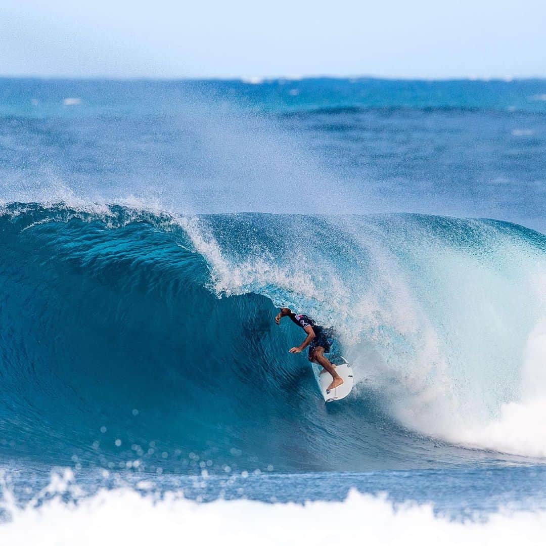 ジェレミー・フローレスのインスタグラム：「1/4 finals in the Pipeline Masters. Always thankful for the opportunity to surf this legendary wave with only one other guy out. It was strange not having crowd on the beach cheering but i could definitely feel the support online the last few days.  Thank you !. .  1/4 de finale du Pipeline Masters. Toujours très reconnaissant de pouvoir surfer cette vague légendaire à 2 à l’eau. Ça fait bizarre de ne pas avoir la foule habituelle sur la plage mais j’ai vraiment ressenti énormément de support en ligne ces derniers jours. Merci beaucoup !. . #97 @wsl」