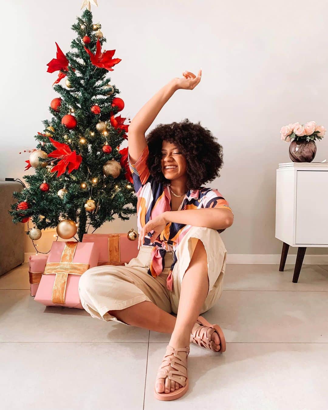 ザクシーのインスタグラム：「A @raquelmasseaux montou vários lookinhos pra inspirar você neste Natal. É só conferir no Reels. Por aqui, estamos apaixonadas nessa produção com a #ZaxySunny ✨ #FimDeAnoZaxy  #ZaxySunny - R$49,99  Compre agora mesmo pelas tags no post, pelo link na bio ou na nossa loja online www.zaxy.com.br  #pracegover #pratodosverem: Na foto, temos a @raquelmasseaux sentada no chão. Ela veste uma camisa colorida, uma calça pantacourt e a Zaxy Sunny nos pés. Esse modelo possui tiras cruzadas e fechamento traseiro.」