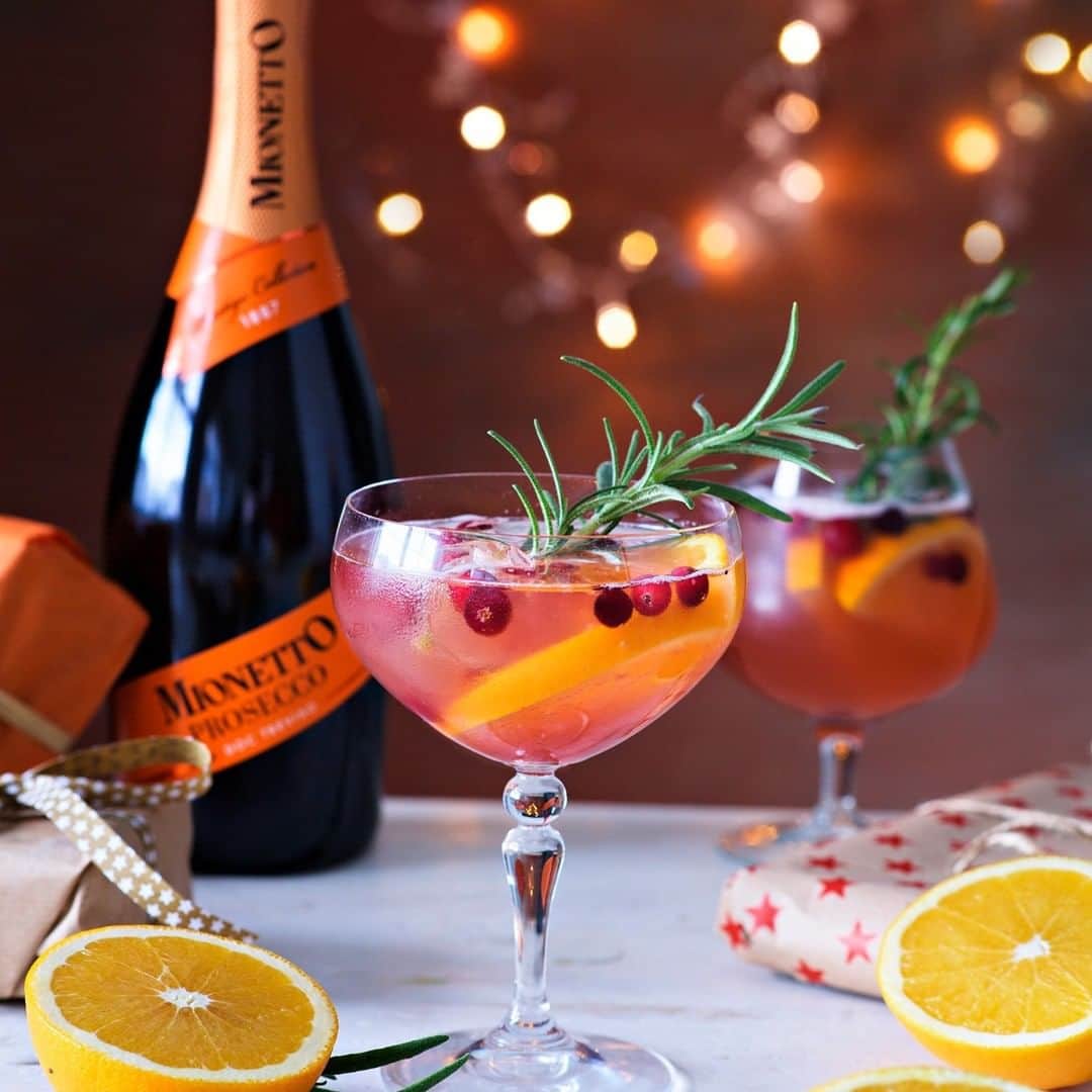 Mionetto Prosecco Suomiのインスタグラム：「Onko sinullakin haussa hyvä jouludrinkki? Takuutoimiva juhlajuoma on jouluinen spritz, jossa maistuvat Mionetto Proseccon seuralaisina karpalo ja appelsiini. 🍊Kurkkaa ohje bion linkistä!」