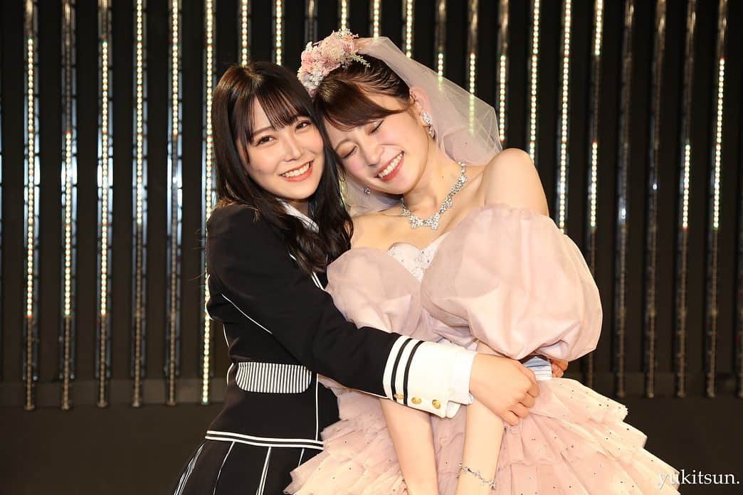 白間美瑠さんのインスタグラム写真 - (白間美瑠Instagram)「NMB48 1期生　同期のあかりんNMB48として本当に最後の日でした！ ・ ・ NMB48でのあかりんとの10年間、濃い思い出が沢山です！いろんな壁にぶつかっても支え合い立ち上がり乗り越え成長して、最後には笑い合って、、、あかりんと2人で総選挙の選抜発表で名前呼ばれた時はめちゃめちゃ嬉しかったなぁ🥲、、、あかりんとここまで走り続けれた事がとっても嬉しいです！ ・ ・ ここからは、あかりんの道。 私は、NMB48での道。それぞれ違う場所で一生懸命頑張っていきます！あかりんのこれからの進んでいく道、沢山応援してるよ💪あかりん卒業おめでとう！そして、ありがとうございました！大好きだよー！ ・ ・ NMB48 最後の1期生 全身全霊を注いで引っ張っていきます！ #ゆきつんカメラ #あかみる」12月22日 3時27分 - shiro36run