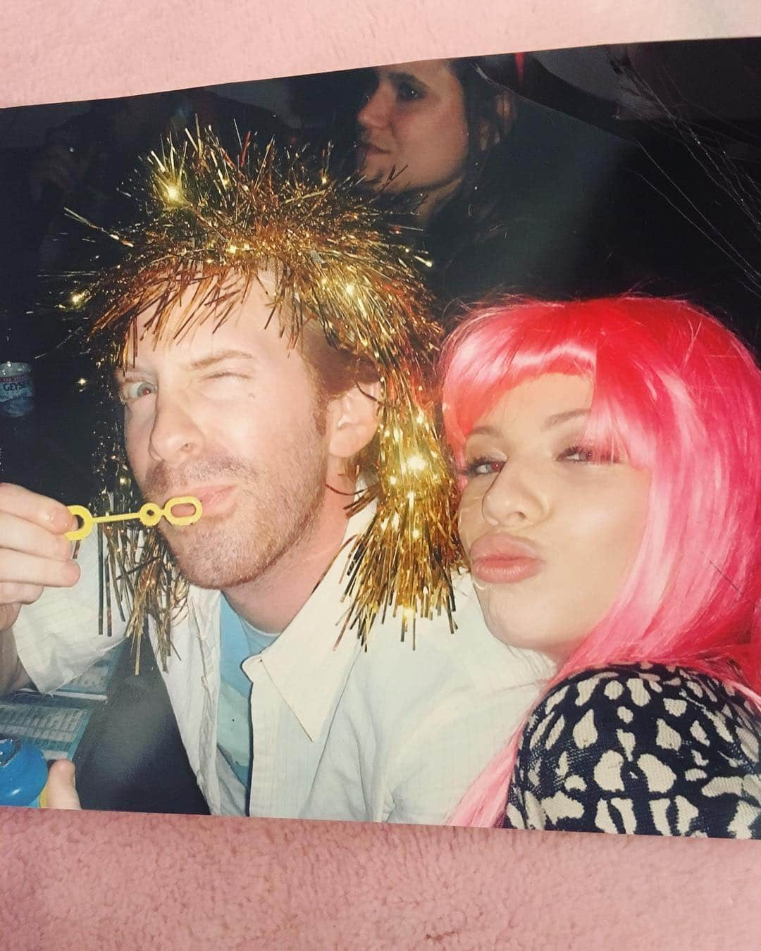 ミシェル・トラクテンバーグさんのインスタグラム写真 - (ミシェル・トラクテンバーグInstagram)「What. Is. Happening here. @sethgreen and I at @sarahmgellar birthday party, what year is this 😹! Caption this! 💖😜⚡️ #throwback #dawn #btvs」12月22日 3時32分 - michelletrachtenberg