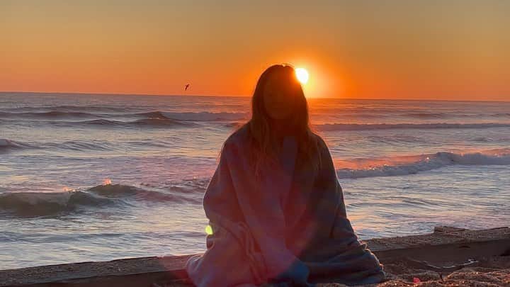 キノ・マクレガ―のインスタグラム：「Don’t accept something: because you have heard it many times; because it has been believed traditionally for generations; because it is believed by a large number of people; because it is in accordance with your scriptures; because it seems logical; because it is in line with your own beliefs; because it is proclaimed by your teacher, who has an attractive personality and for whom you have great respect. Accept it only after you have realized it yourself at the experiential level and have found it to be wholesome and beneficial to one and all. Then, not only accept it but also live up to it. _ These are the words of the Buddha, whose meditation technique I have spent the last ten days in silence practicing. If you are drawn to the practice, then heed the call and start sitting. Even five minutes a day can make a big difference in your life. _ Join me on @omstarsofficial at 2 pm today for a meditation and talk about my experience sitting Vipassana.  _ 🙏💕」