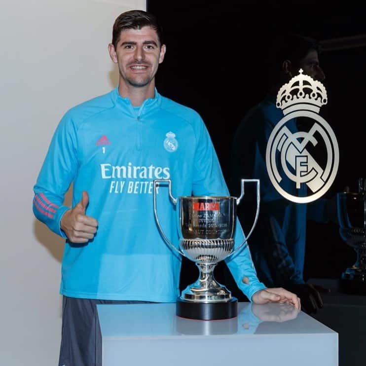 ティボ・クルトゥワのインスタグラム：「Un honor recibir el #TrofeoZamora que entrega @marca por la pasada temporada.   Agradezco el reconocimiento individual que sin este equipo detrás sería imposible.   Gracias a mis compañeros, a los aficionados y a todo el @realmadrid por poder hacerlo con este escudo. Un honor!🤍🤍」