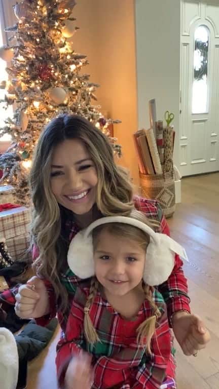 ロック&リパブリックのインスタグラム：「Check out @madisonbontempo ‘s picks for great last-minute gifts! From cozy styles for the family to must-have toys, find everything you need to wrap up your Christmas list in a flash.」