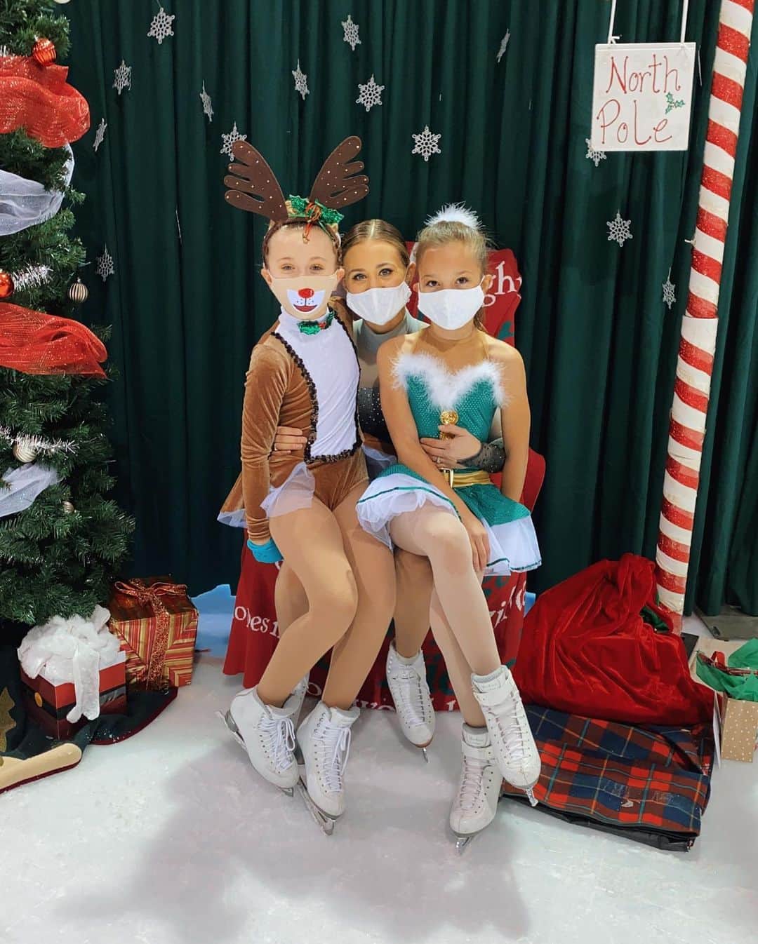 アシュリー・ケインさんのインスタグラム写真 - (アシュリー・ケインInstagram)「holiday fun ❄️」12月22日 3時40分 - icegirlash