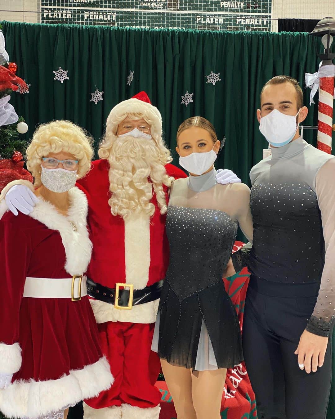 のインスタグラム：「holiday fun ❄️」