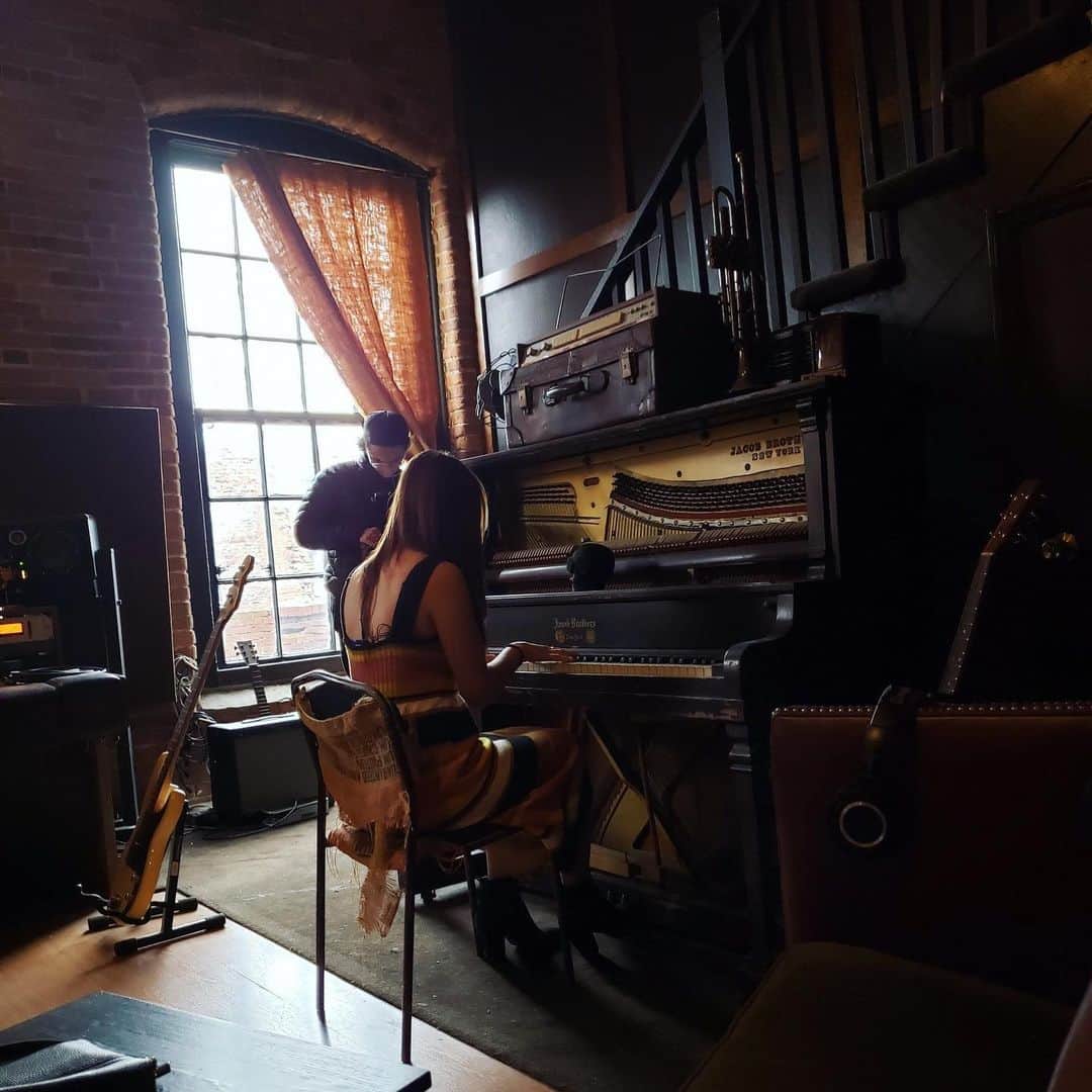 ヘイレイ・オランティアのインスタグラム：「Throwback to filming the Find Yourself Somebody acoustic video at @jskenney’s studio in Nashville. ✨ This year has been difficult for me as far as being inspired musically goes. So if you’re struggling to create during this time, you’re not alone. For some, this year was down time to reassess, redirect and grow. Don’t be too hard on yourself! This is an important time for you. Sending you love!」