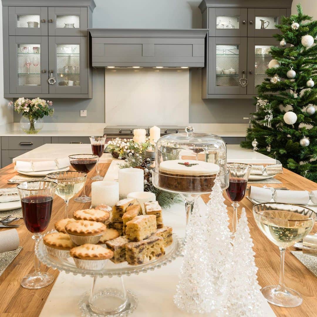 ローラアシュレイのインスタグラム：「A stress free Christmas is all in the prep work…  Make your future Christmas’ as organised as possible, with a bespoke kitchen that is designed around you and your needs.  Designated preparation space, integrated shelving and internal drawer organisers all help along the way to make Christmas a little easier.  Learn more about our Kitchen ranges at @LauraAshleyFittedFurniture.」