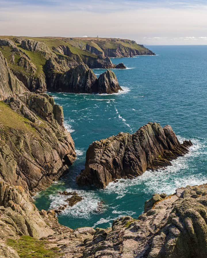 Lonely Planetのインスタグラム：「Lundy Island is tiny, rugged and remote.   It is also in need of five volunteer assistant wardens.  If work in conservation and the monitoring of the island's seal and sea bird colonies is of interest to you then tap the link in our bio to find out how to apply.」