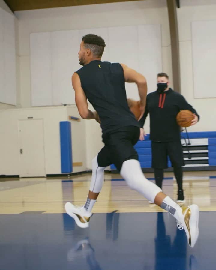 のインスタグラム：「The Gold standard. Feel better than ever in the #Curry8 “Golden Flow.” Shop link in bio.」