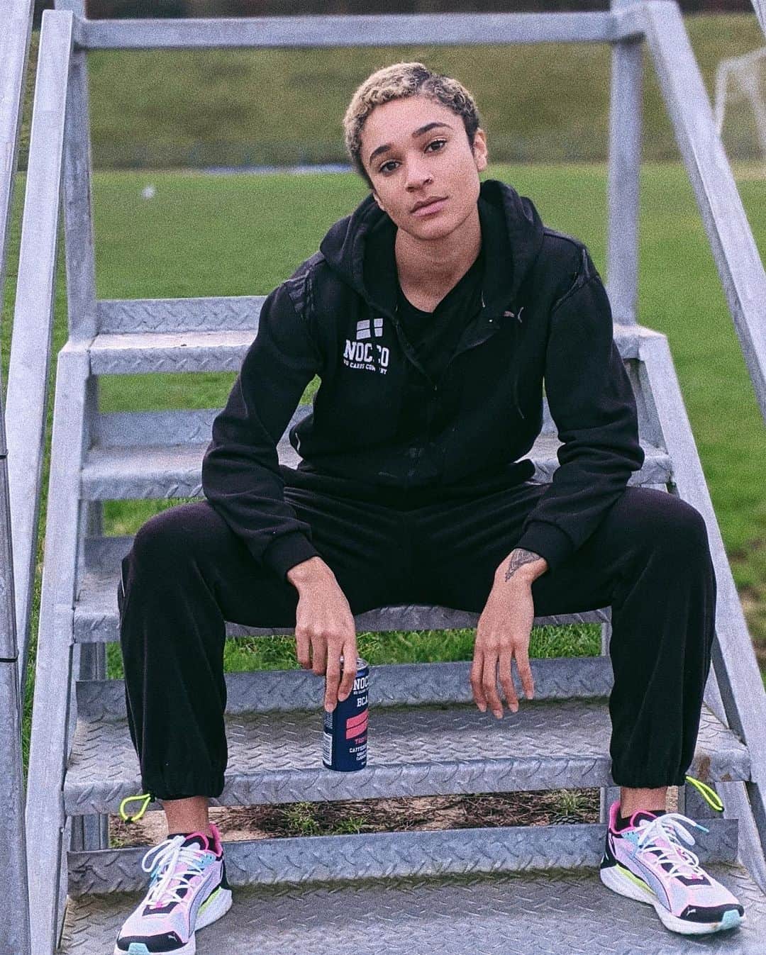 ジョディ・ウィリアムズのインスタグラム：「keeping it cool w/ a @noccouk in hand 🤟🏽」