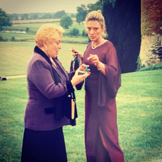 カロライナディークマンのインスタグラム：「minha mãe e dona nicete no dia do meu primeiro casamento... mas bem que pode ser  q estejam assim agora,  no céu. 🏹🤍 obrigada pela foto @phargreaves  ✨✨✨✨✨」