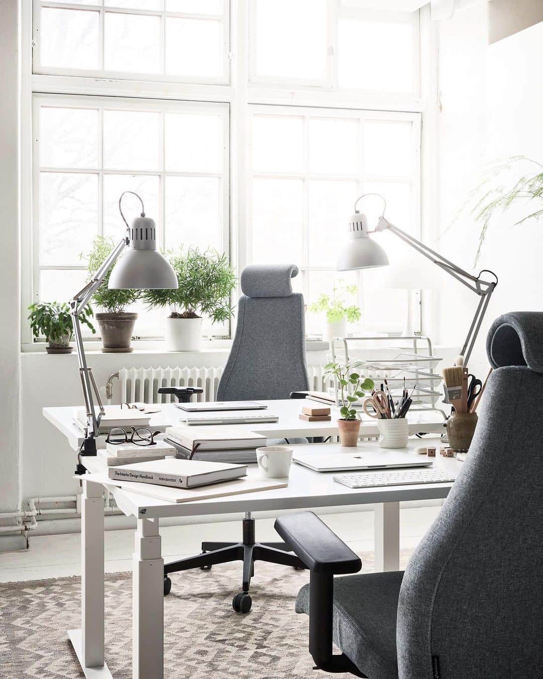 Frida Ramstedtのインスタグラム：「Reklam: Hur sitter du när du jobbar - egentligen?   Just nu är det många som jobbar hemifrån och det är sällan något arbetsplatsombud som kommer och tittar till oss. Därför är det är viktigt att ta eget ansvar för att undvika belastningsskador.   Om du sitter fel kan du få ont och det märks oftast först när det blivit ett problem. Ju mer tid du spenderar sittandes, desto viktigare att du sitter ordentligt.   I samarbete med @aj_produkter har jag tagit fram en enkel sittskola, som du kan ha nytta av oavsett om du jobbar hemma eller på kontoret. Du hittar mer info på Trendenser.se (svep upp för länk i stories).   5 snabba tips  1) Hur högt sitter du? Någonstans mellan 41-45 cm från golv till sittyta (beroende på hur lång du är och hur högt bordet du sitter vid är) brukar vara lagom så att du kan sitta med fotsulorna i golvet och har överkroppen i lagom höjd mot bordet, inte böjer handlederna och får blicken i en bra nivå mot din skärm. Eftersom det varierar är det bra med en stol som kan ändras i höjd. 2) Vilken hållning har du framför datorn? Ger stolen stöd för svanken eller hamnar du i en ostkroksformad position med böjd nacke?  3) Ger stolsitsen stöd och avlastning för hela låret? Tänk på att det ska finnas ett knytnävsstort utrymme längst fram på sittdynan, mellan sitsen och knävecken. Där ligger blodkärl och nerver ytligt och om de kläms försämras cirkulationen och man kan få svullna ben och fötter. 4) Sitter du plant? Om du investerar i en kontorsstol, välj helst en modell där sitsen kan vinklas. Optimalt ska framkanten nämligen vara några cm lägre än bakkanten för att du ska kunna behålla svanken och nacken i en bra position när du skrivbordsarbetar. Sitter du vid på en vanlig stol kan det vara värt att investera i en kudde där ena sidan är tjockare och den andra lite tunnare. 5) Det är viktigt att byta sittposition under dagen. Ett sätt att göra det är att välja en stol som tillåter att du kan fälla ryggstödet bakåt när du vill ta en paus eller prata i telefon. Eller satsa på ett höj- och skrivbord så att du kan stå. Med balansbräda?  Foto: @fotografjonasberg」
