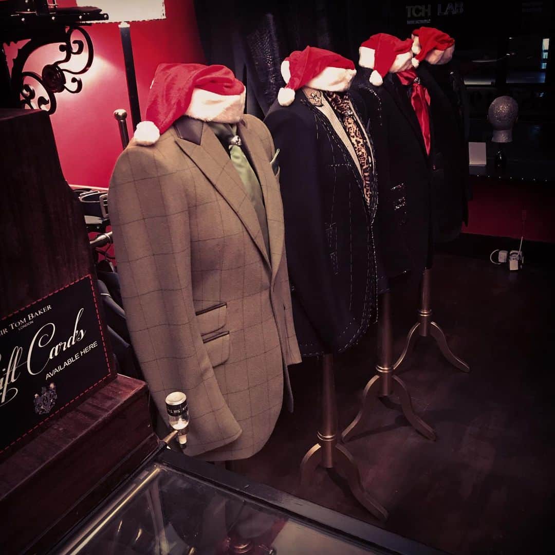 のインスタグラム：「A practice rifle shooting range  in the shop. I ve invited Boris Rubber Johnson, Matt Hand-on-Cock, Chris Not Witty and Patrick Gangster Valence to the shop next week under the guise of Christmas drinks and , being as bright as they are, guess what , they have fallen for the ruse and are due Wednesday ! ..... so gotta make sure we don’t miss.......」
