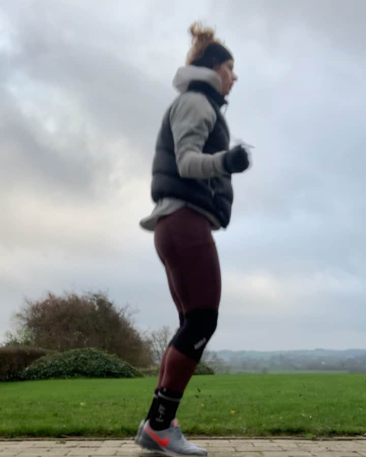 マチルドU・クラマーのインスタグラム：「No Gym? No problem 😅 Du skal bare bruge en tung træningsmakker og et par KBs 🤪  Her et udpluk af nogle af de øvelser jeg lavede til dagens træning:  • 3x100 sjip • Balance og mobilitets øvelser  • 3x “hækkeløber baglår” m. 8kg • 4x6 excentriske 1bens squats m. 40kg  • 4x6 Squat Jumps m. 16kg  • 3x5 Hipthrust m. @themertzful (kampvægt: 103kg) • 3x5 Trappehop • 3x5 Nordic Hamstrings (lykkedes ikke helt 😅)  Håber også i får trænet lidt i disse lockdown tider! 💪🏻」