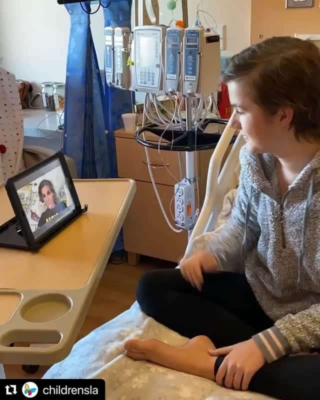 ダニエラ・ルーアのインスタグラム：「So incredibly bummed our usual @cbstvstudios group can’t make it to @childrensla in person this year BUT our wonderful organizers at both places still made a little something something happen, through the magic of technology... ☺️ Hope you liked the present sweet Coco! . Fico triste por não poder visitar as crianças no @childrensla com a nossa grupeta habitual da @cbstv MAS felizmente organizadores destes dois grupos ainda conseguiram alcançar um pouco do espirito desta época através da magia da tecnologia...☺️ Espero que tenhas gostado do presente querida Coco! . #childrensla #chla #holidays #wishinghealth #happiness #love #cozy #warm #ash #germanshepherd #losangeles @ncisla #ncisla」