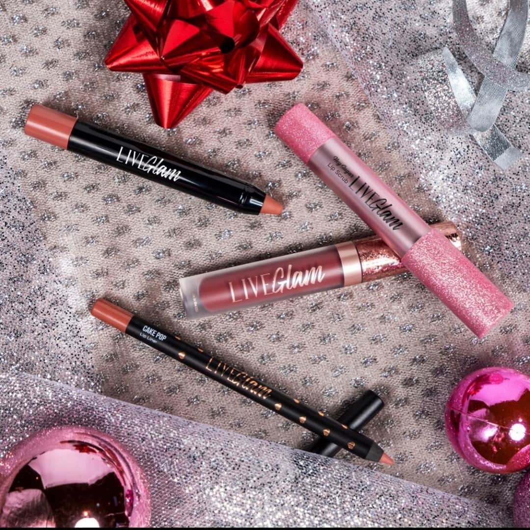 LiveGlamのインスタグラム：「Sugar, spice & everything nice 😍 Nothing better than #LiveGlam under the Christmas Tree 🎄💋 What LG products are on your wish list?! #LiveGlamFam」