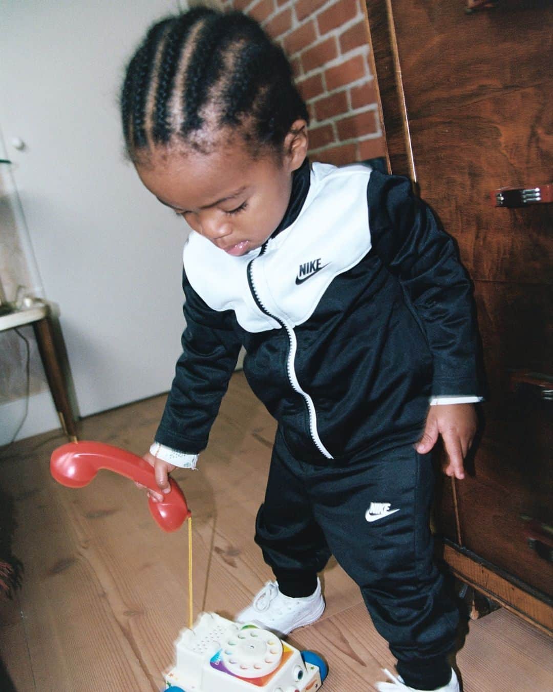 Foot Lockerさんのインスタグラム写真 - (Foot LockerInstagram)「New FITS & New Toys for the Holidays 😀   Shop the latest Kids #Nike apparel.」12月22日 4時00分 - footlocker