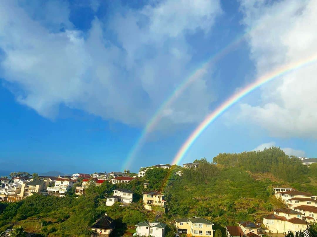 マキ・コニクソンさんのインスタグラム写真 - (マキ・コニクソンInstagram)「Good morning from Hawaii!!  No Rain ☔️  No Rainbow 🌈   今朝はダボーレインボー🌈🌈 Life is fabulous!!✨✨ 今日も幸先良いな！ ハワイからハッピーのおすそ分け！🤙🏼  #エアハワイ🌺  #ハワイのおすそ分け🤙🏼 #ハッピーレインボーのおすそ分け🌈🌈」12月22日 4時07分 - makikonikson