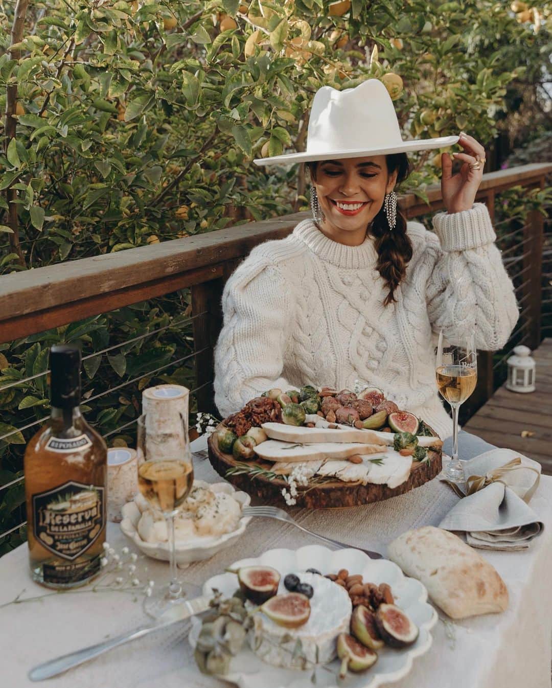 Collage Vintageのインスタグラム：「#sponsoredbycuervo Nothing makes me feel happier on Holidays than sharing special moments around a cute table, full of rich snacks, the perfect tequila and infinite conversations with my boyfriend. #ReservaDeLaFamilia was the tequila once reserved for the Cuervo family & friends so it’s the best to share with the ones we love most. What’s your favorite holiday plan? @josecuervotequila #21+」