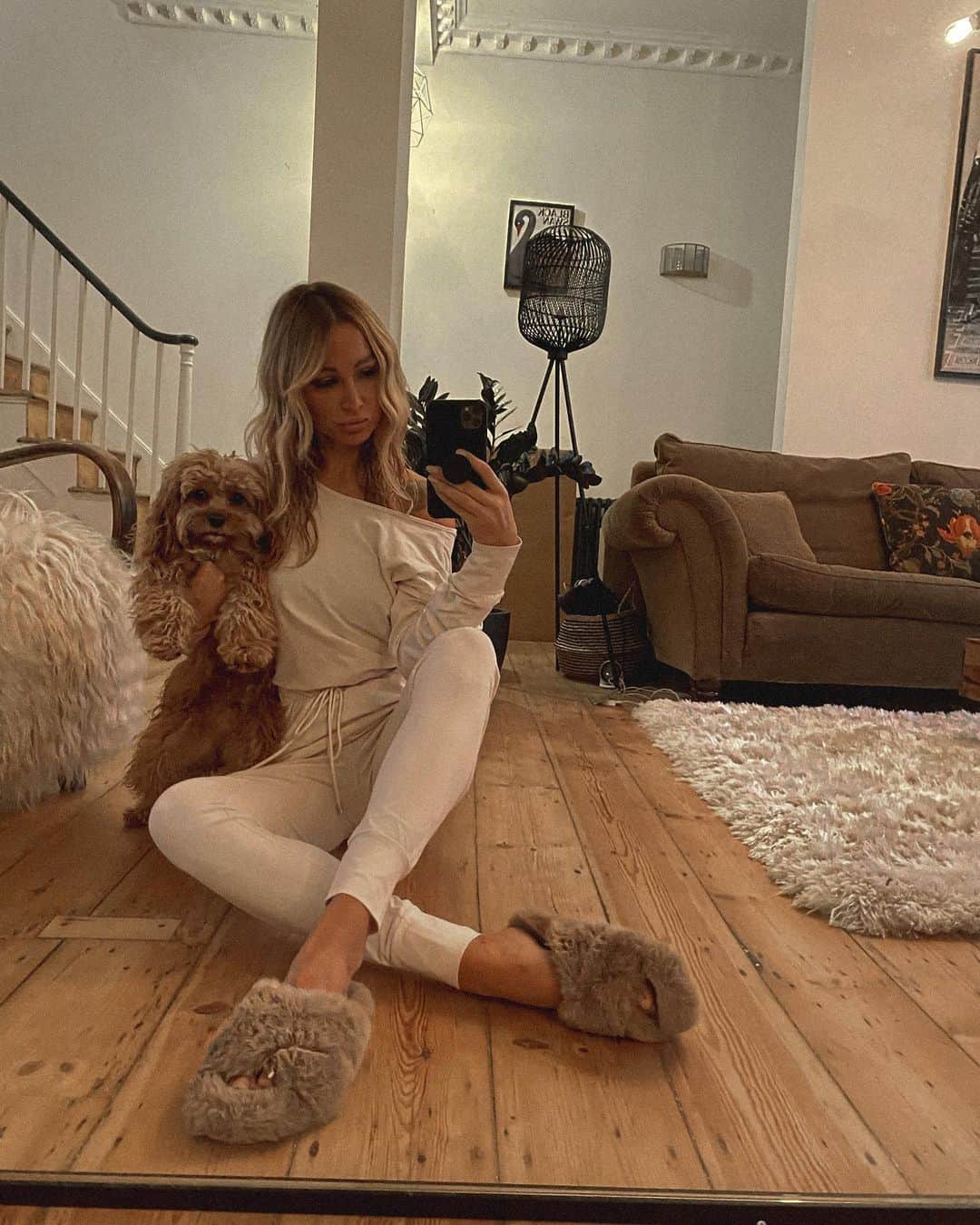 ルー・ティーズデールのインスタグラム：「1 year happy with this daft dog don’t even like dogs」