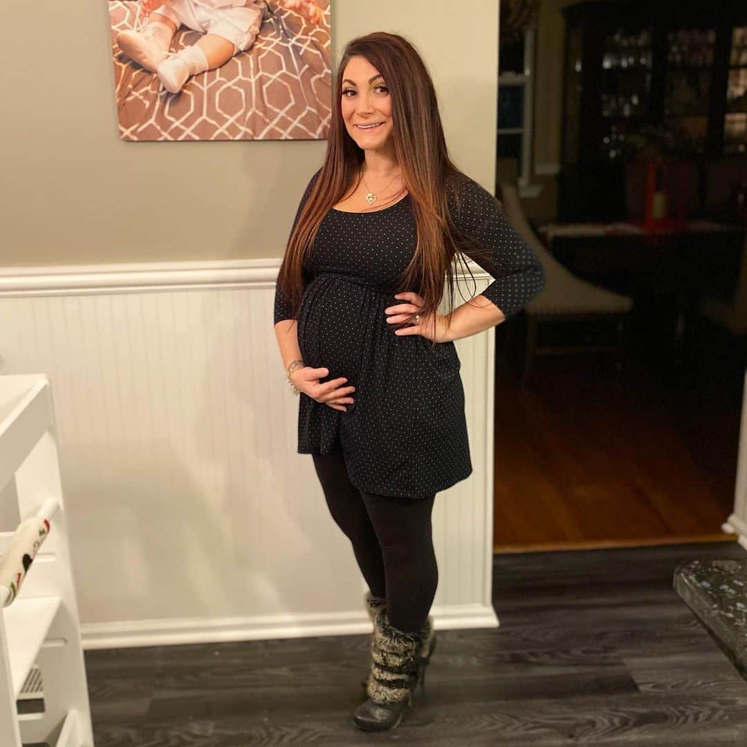 ディーナ・ニコール・コルテーゼのインスタグラム：「🖤can’t wait to meet you little man💚」