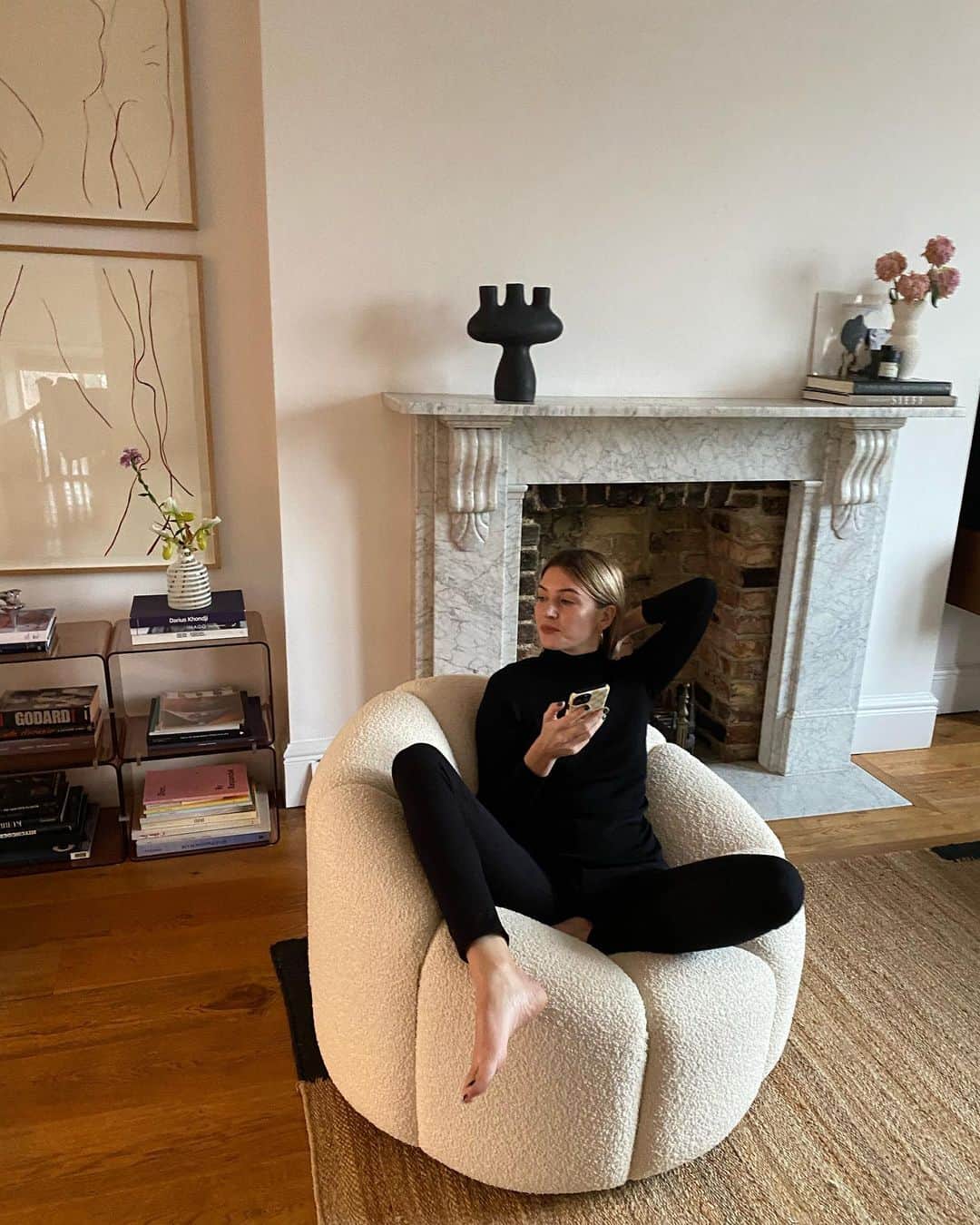 Camille Charriereさんのインスタグラム写真 - (Camille CharriereInstagram)「Final fast and furious Zoom-athon of 2020 before officially setting that holy OOO! (ps: was going for an Audrey Hepburn-esque nod with the black stretch but do realise it could also read as she’s given up altogether, which lets be real for a sec, she absolutely has...)」12月22日 4時20分 - camillecharriere