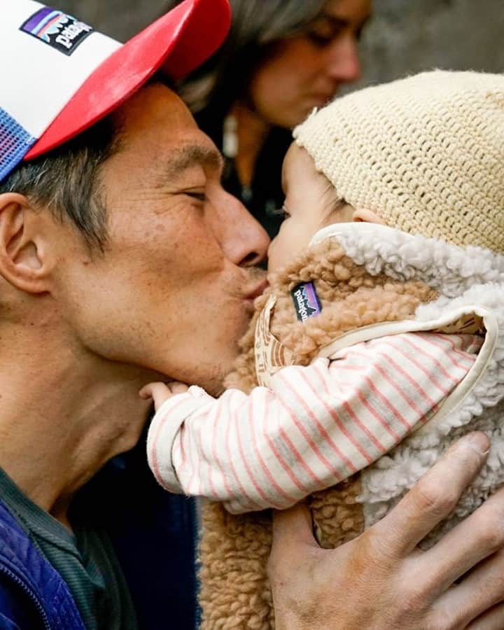 patagoniaさんのインスタグラム写真 - (patagoniaInstagram)「Patagonia climbing ambassador Katsutaka “Jumbo” Yokoyama steals a smooch from his baby while on the Stone Locals film shoot. ⁠ ⁠ The gear in this year’s guide represents the many ways we’re taking better care of people and the planet. Join us this giving season—because what you buy is what the clothing industry will become.⁠ ⁠ Check out our Holiday Guide. Link in Bio.⁠ Photo: Masazumi Sato / @sato_masazumi」12月22日 4時31分 - patagonia