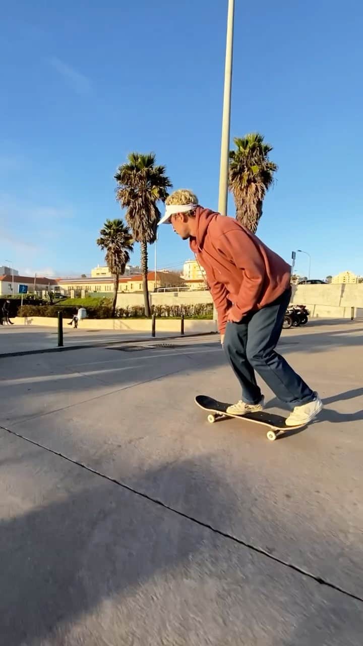 グスタボ・リベイロのインスタグラム：「Cruising around 🦦」