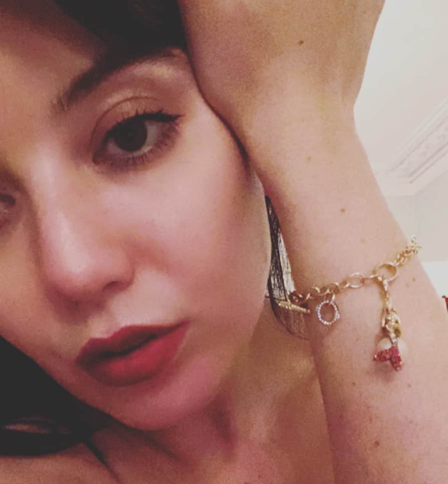 デイジー・ロウのインスタグラム：「All I want for Christmas is SPARKLES @annoushkajewellery I never want to take my @thevampireswife mermaid off! I have always had so much love for these incredible small businesses & love to support them in whatever way I can. If you’d like to get yourself some last minute Christmas presents (for yourself too! 😍) please use the code DAISY15 to get yourself 15% discount @annoushkajewellery ❤️🎅🏻❤️ #love #gifts」