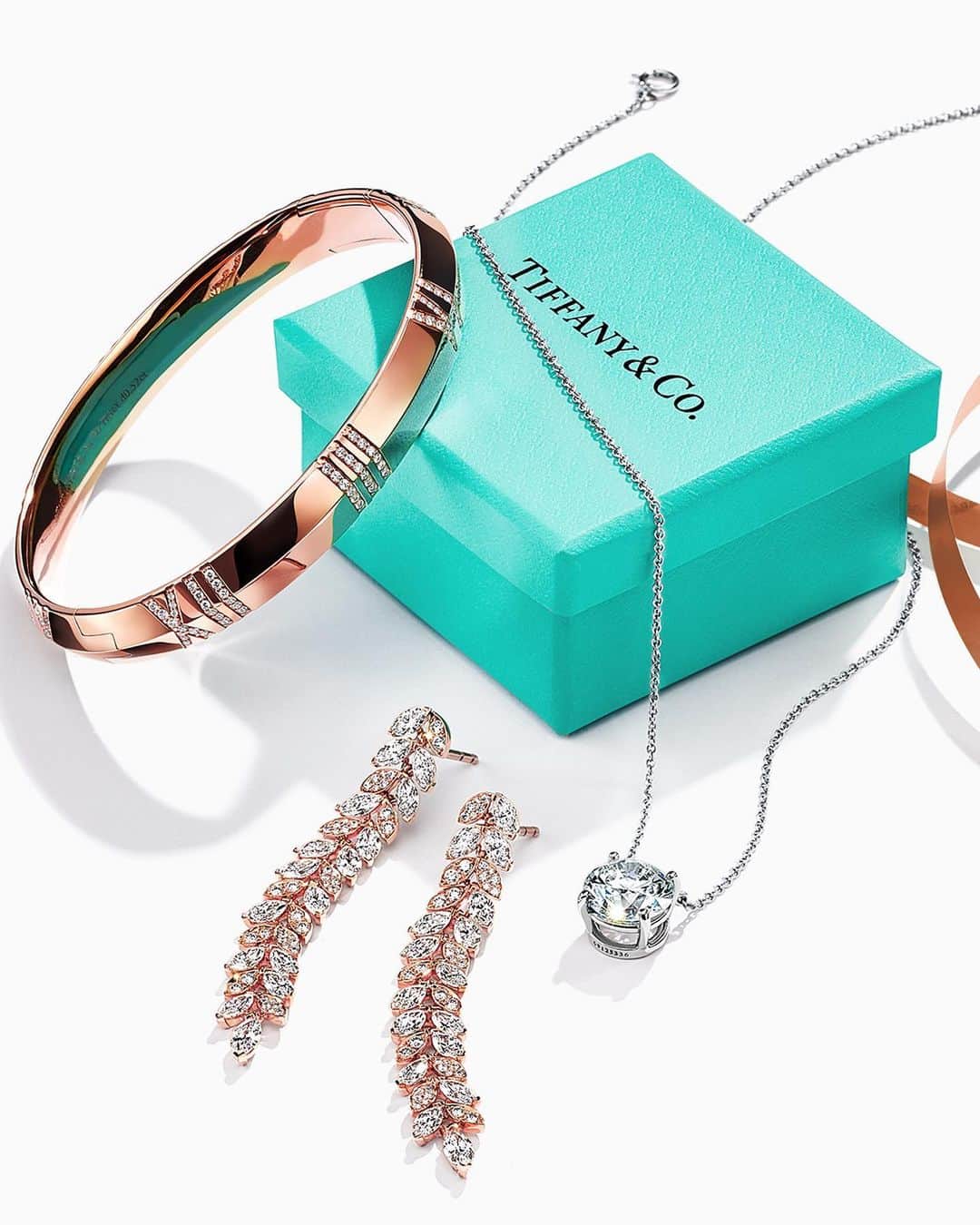 ティファニーさんのインスタグラム写真 - (ティファニーInstagram)「The diamond dilemma. Tap to get them the blue box they've been waiting for and discover more via the link in bio. #TiffanyFavorites #TiffanyAndCo」12月22日 4時41分 - tiffanyandco