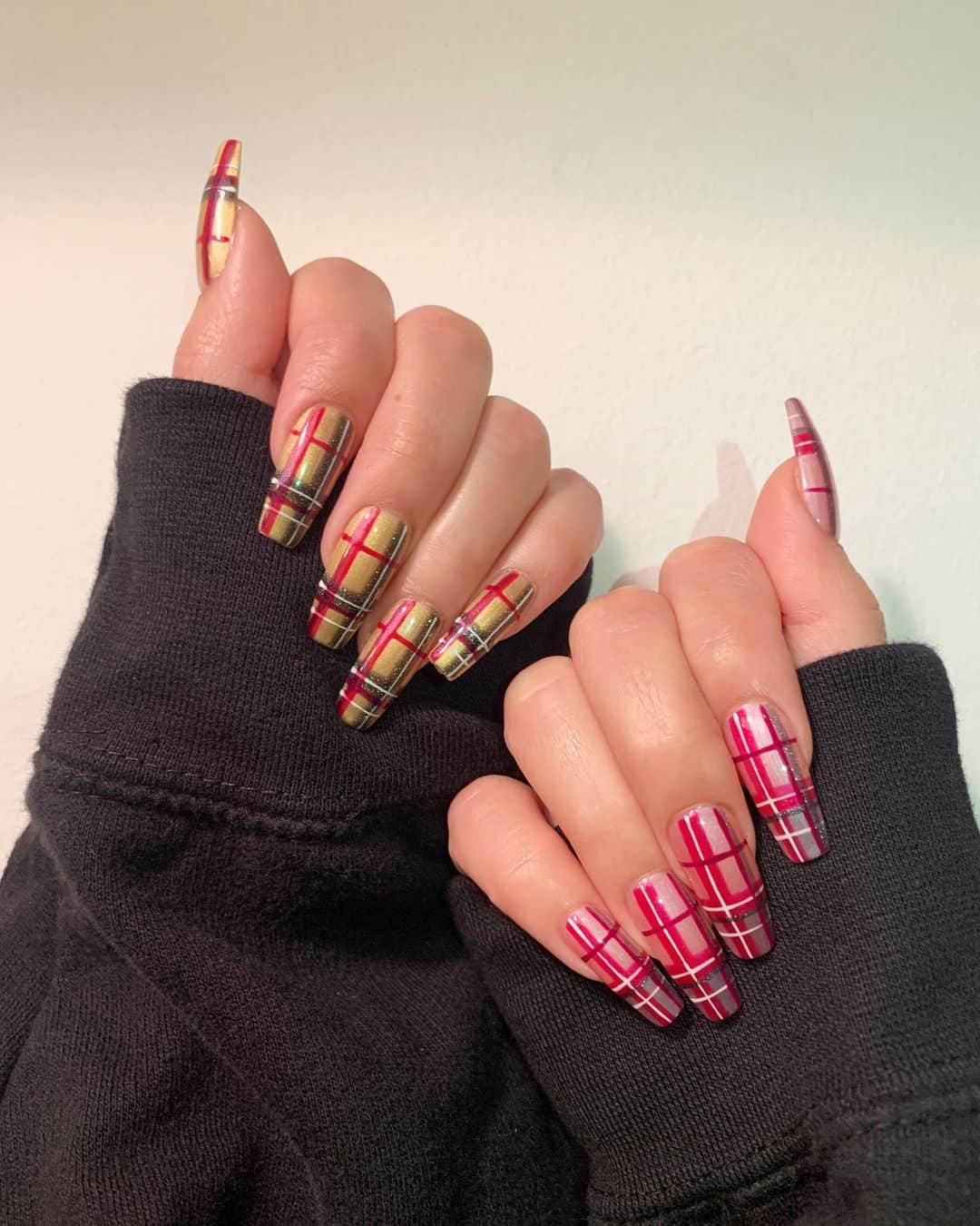 Mei Kawajiriさんのインスタグラム写真 - (Mei KawajiriInstagram)「Swipe to see how my @opi plaid nails look week 1 vs. week 3 using the @opi_professional new GelColor Stay Shiny Top Coat and Stay Strong Base Coat #StayOnStayStrong #OPIShineBright #ColorIsTheAnswer #ad 💘💅💘 #nailsbymei」12月22日 4時47分 - nailsbymei