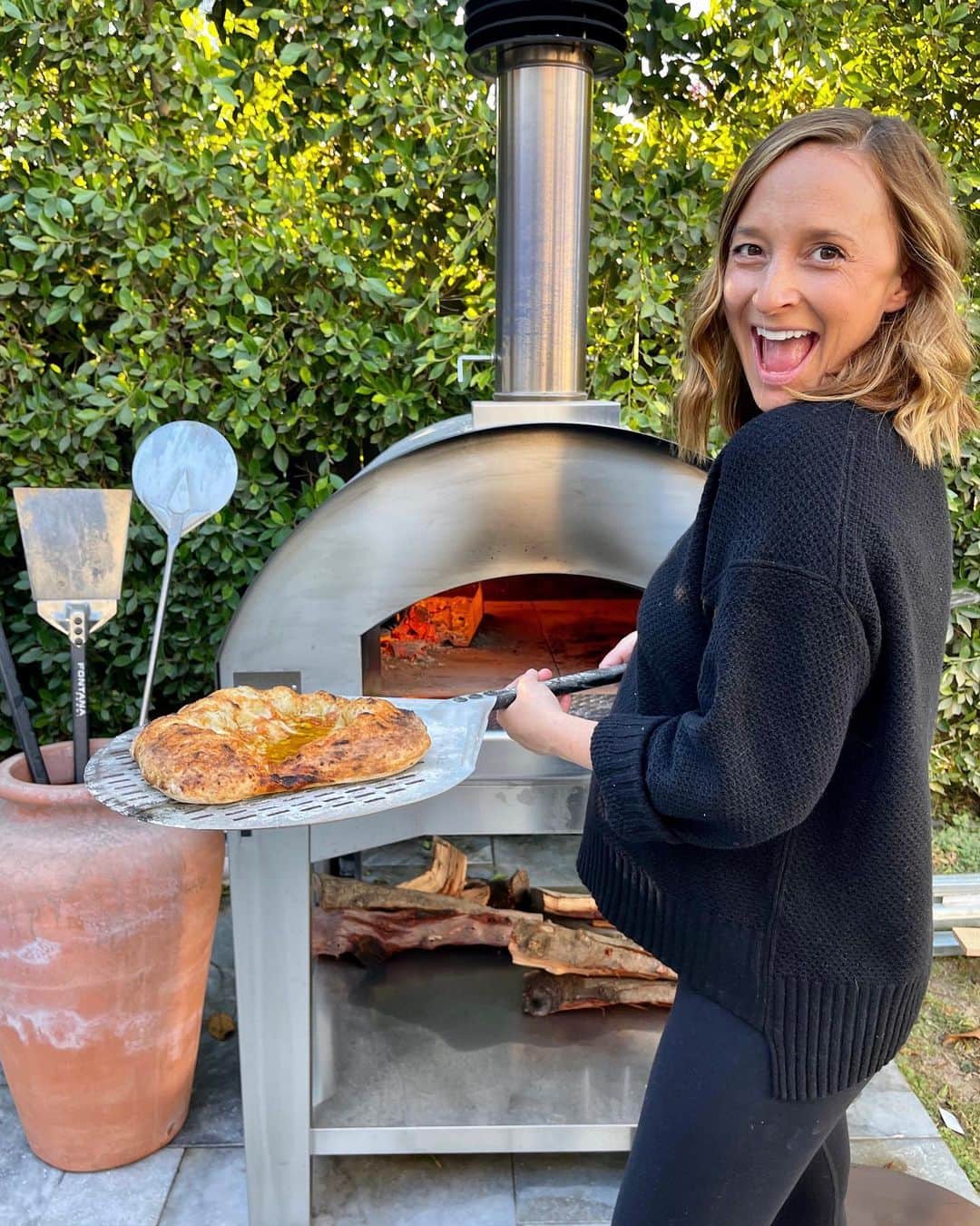 Gaby Dalkinのインスタグラム：「THIS IS IT!! The grand finale. The one we’ve all been waiting for. Day 12 of the 12 Days of What’s Gaby Cooking 🎁   It’s been a wild year to say the least and we’re wrapping it up with none other than the mac daddy of pizza ovens!! One lucky winner (in the US) is getting their very own @fontanaforniusa wood fired oven! It’ll be imported straight from Italy into your back yard so if you win - make sure you’ve got somewhere to put this bad boy! We’ve been OBSESSED with ours since we got it this summer. You can use it to make pizzas, breads, veggies, meat, fish, you name it! It’s truly perfection.   There are multiple ways to enter so listen up: 1: Like this photo and make sure you’re following @whatsgabycookin ❤️ 2: leave a comment telling me the first thing you’d make in this beauty if you won. 3: tag a friend in the comments. Multiple tags allowed!  4: make any WGC recipe from now until Sunday 12/27 and take a pic, post it on your feed and tag me in the comments + caption (yes you need to be public for #4) and yes you can make post multiple times for extra entries  5: same thing as #4 but on IG stories  Day 12 giveaway closes 12/27 at 9pm PT and winner will be picked the next morning. HAPPY HOLIDAYS GUYS! I LOVE YOU and I’m eternally grateful for each and every one of you!」