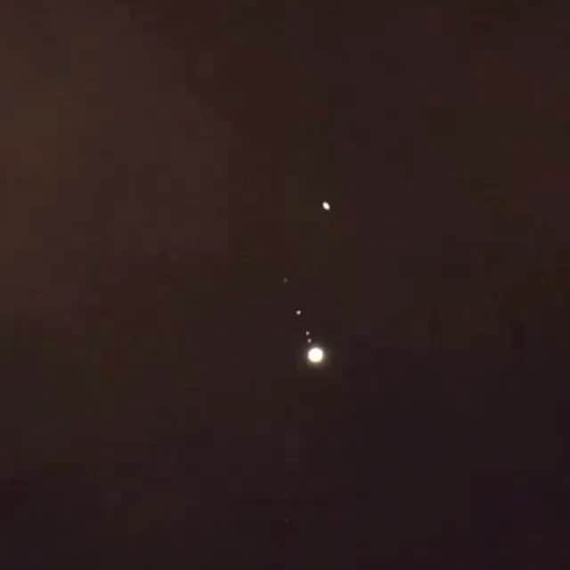 ロザリオ・ドーソンのインスタグラム：「Sky diamonds! Via @neil.degrasse 🪐 I highly recommend checking this out tonight if you have a telescope. You may even see Saturn’s rings and Jupiter’s colors more clearly depending on the cloudy condition and power of your telescope.  ⠀ Jupiter and Saturn at only 8 arc seconds apart on December 19, 2020 from @deepskydude⠀  #jupiter #saturn #telescope #space #astronomy #neildegrassetyson  ⠀」