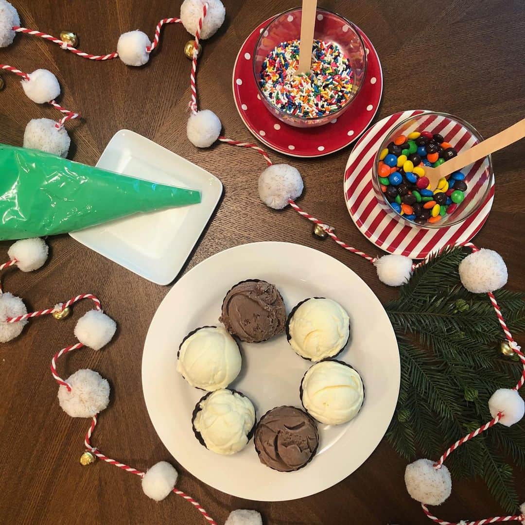 コールド・ストーン・クリーマリーのインスタグラム：「Looking for something fun to do this holiday season? Order one of our cupcake kits to take home and decorate with the whole family!」