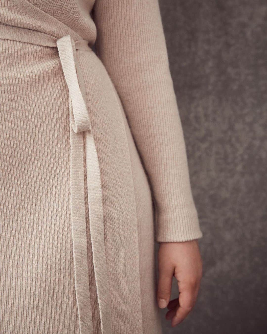 Banana Republic のインスタグラム：「Don't forget to treat yourself to something special before the holidays wrap up (our Wrap Sweater Dress has your name all over it) ✨.」