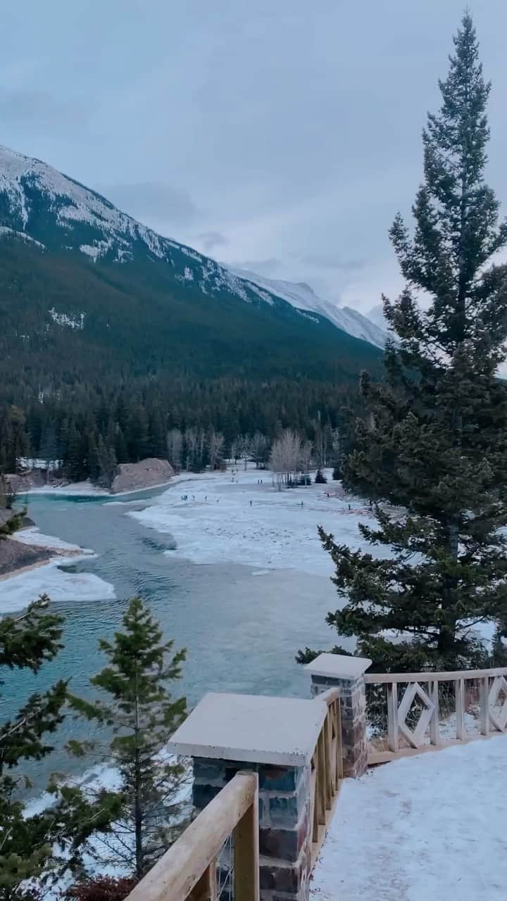 SONYA ESMANのインスタグラム：「ᴀ ʜᴏʟɪᴅᴀʏ ᴅʀᴇᴀᴍ. 🤍❄️  Banff, Alberta.」