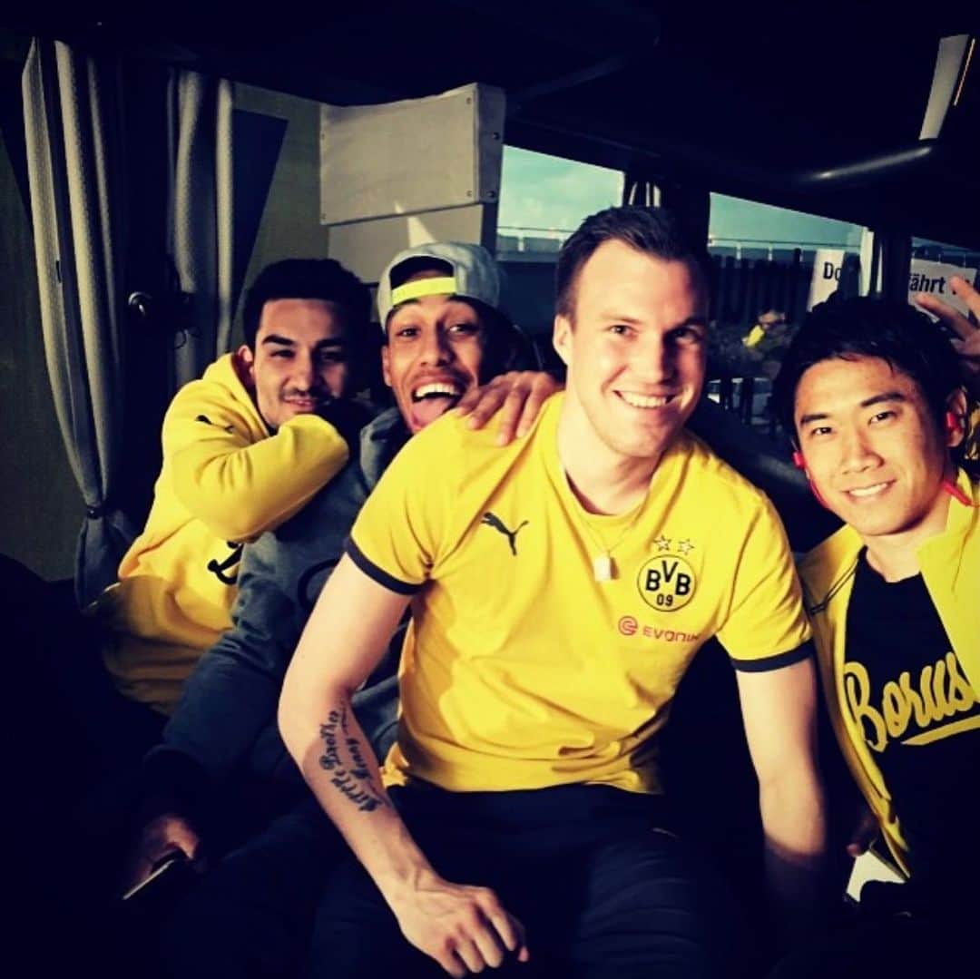 ケヴィン・グロスクロイツのインスタグラム：「- geile Zeiten  - super Haufen  - sensationelle Jahre  - wird unvergessen bleiben  #team 🇩🇪🇹🇷🇬🇦🇯🇵 🖤💛」