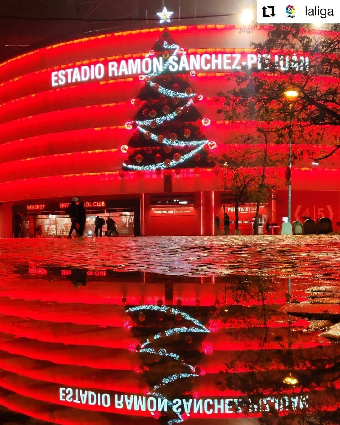 セビージャFCさんのインスタグラム写真 - (セビージャFCInstagram)「#Repost @laliga • • • • • • Ramón Sánchez Pizjuán Stadium  Christmas time at the Sánchez-Pizjuán! ❤🎅🎄  ¡La Navidad ha llegado al Sánchez-Pizjuán! ❤🎅🎄  #SevillaFC #LaLigaSantander #LaLiga #YouHaveToLiveIt #HayQueVivirla」12月22日 5時21分 - sevillafc
