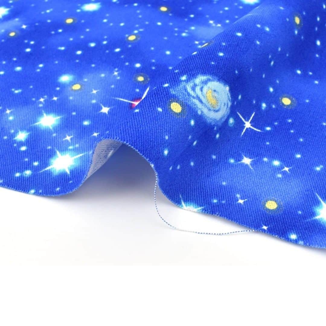 のインスタグラム：「宇宙柄のオックス生地がオンラインショップにも入荷しました！  やわらかい中厚の綾織生地なので、ソーイング初心者の方にも扱いやすい生地です。  レッスンバッグや体操着入れなどの通園通学アイテムや、エプロン、クッションなど様々なアイテムにご利用いただけます。  撮影やリモートの背景布としてもおすすめです。  ▼ツイルプリント 宇宙柄（KTS6706） 綿100％ 生地幅：約110cm 99円(税込) ※10cm単位の価格となります。 ※商用利用可能  ▼取扱店舗 ・オカダヤ各店※ ・ホビースクランブル各店 ・マーノクレアール各店 ・オカダヤオンラインショップ ※オカダヤ新宿本店では生地館1階にて取扱い  ●取扱店舗について オカダヤオンラインショップの商品ページ「店舗の在庫を見る」ボタンより、各店舗の在庫状況ご確認いただけるようになりました。お近くの店舗に在庫がない場合でも、オカダヤオンラインショップに在庫があれば、ネット注文より店舗受取が可能です。(※送料無料) ☆詳しくは「オカダヤ 店舗受取サービス」でご検索ください。  #宇宙柄 #宇宙柄生地 #ソーイング #ハンドメイド #handmade #手芸 #手芸好きさんとつながりたい #spacefabric #fabrics #オカダヤ #okadaya」