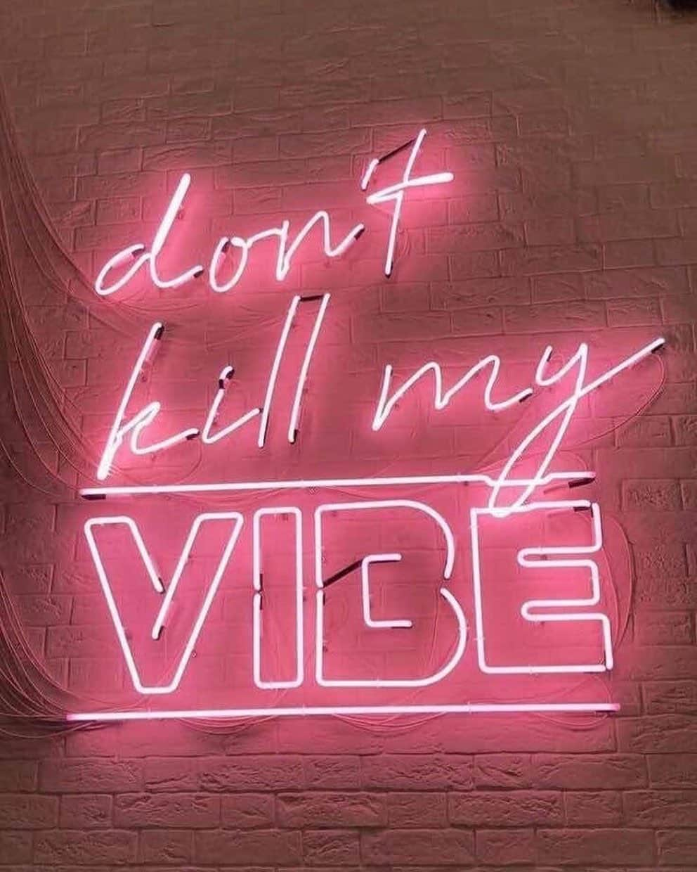 キャサリンマランドリーノのインスタグラム：「Please and thank you ✌️ • • • #catherinemalandrino #catherinebycatherinemalandrino #vibe #aesthetic #dontkillmyvibe #pink」