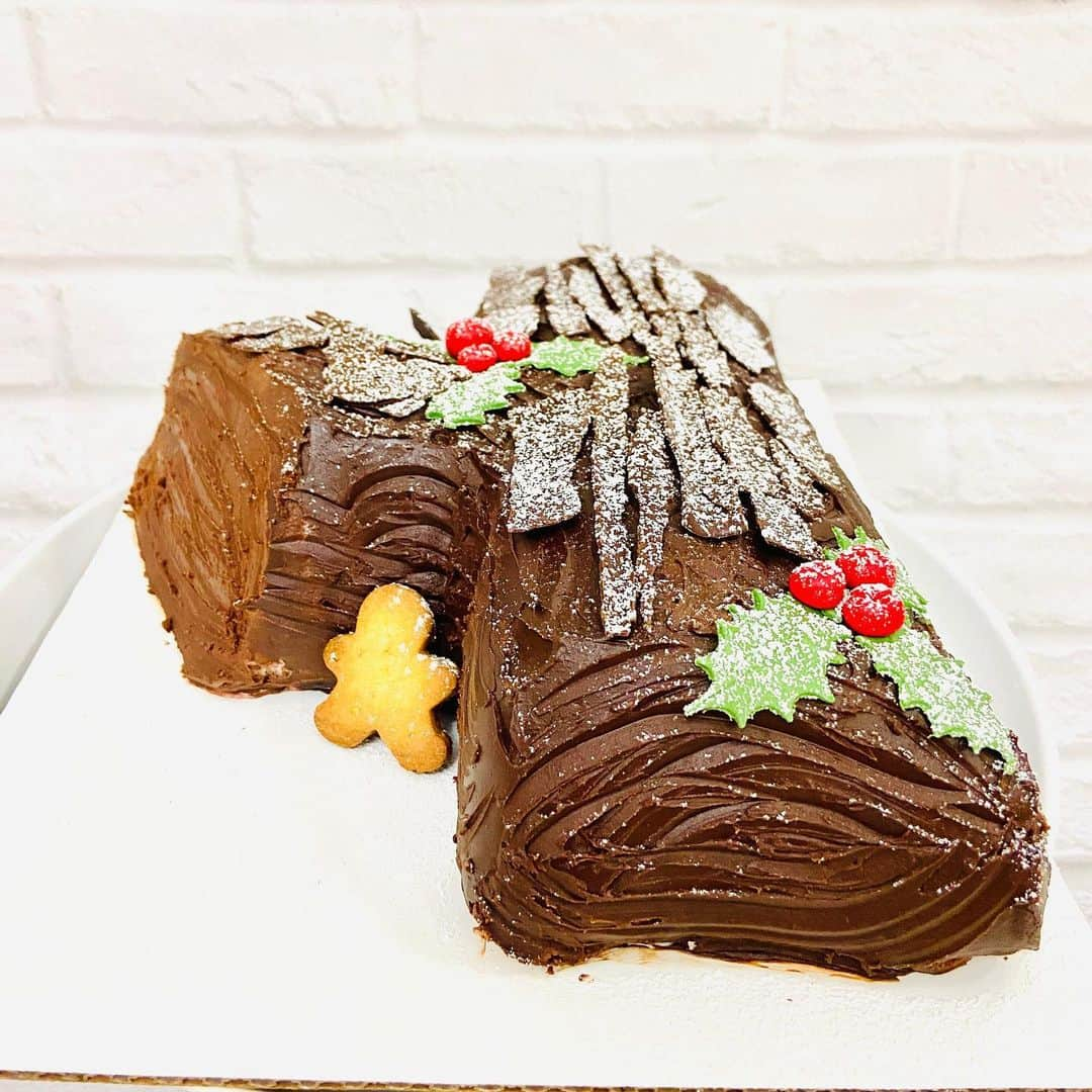 SUPER CAKESさんのインスタグラム写真 - (SUPER CAKESInstagram)「#FrenchChristmasCake #yulelog  A Christmas cake, served near Christmas, especially in Belgium, France, Switzerland, Canada, Lebanon, Syria, and several former French colonies such as Vietnam, as well as the United Kingdom, Portugal, and Spain. P.S.Trust me it tasted heavenly 😋😋😋🎄🎄🧑‍🎄🤶」12月22日 5時38分 - super.cakes